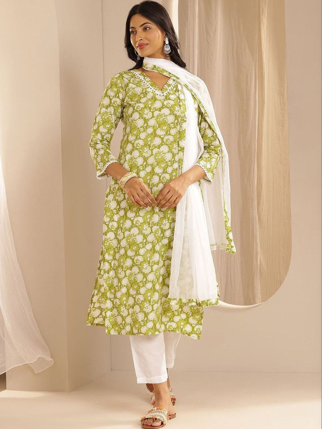 Women Floral Printed Regular Kurta with Trousers & With Dupatta