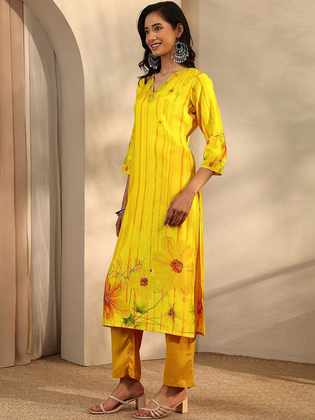 Women Floral Printed Regular Thread Work Kurta with Trousers & With Dupatta