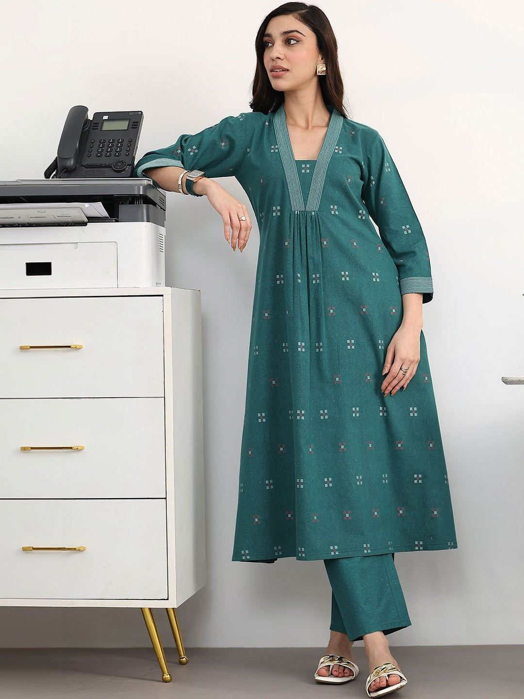 Women Ethnic Motifs Pleated Kurta with Trousers