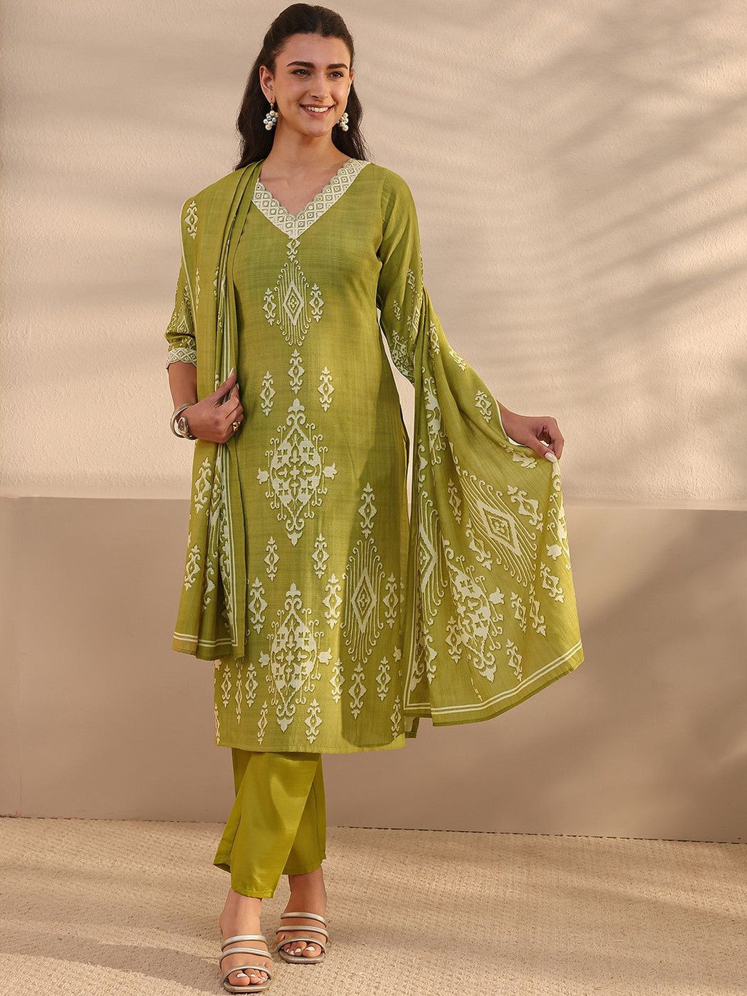 Women Ethnic Motifs Printed Regular Kurta with Trousers & With Dupatta