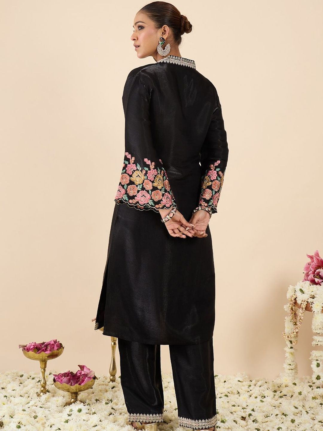 Dhiyona IE Embroidered V-Neck Three-Quarter Sleeves Tunic And Trousers