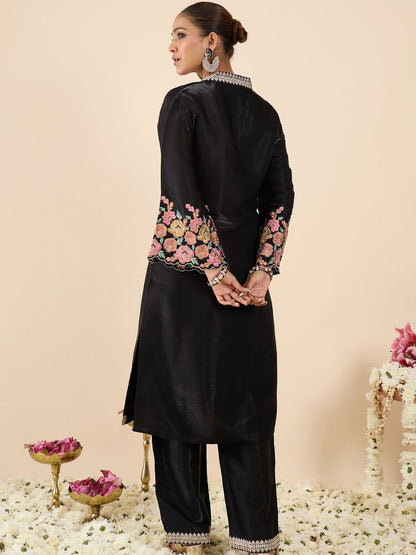 Dhiyona IE Embroidered V-Neck Three-Quarter Sleeves Tunic And Trousers