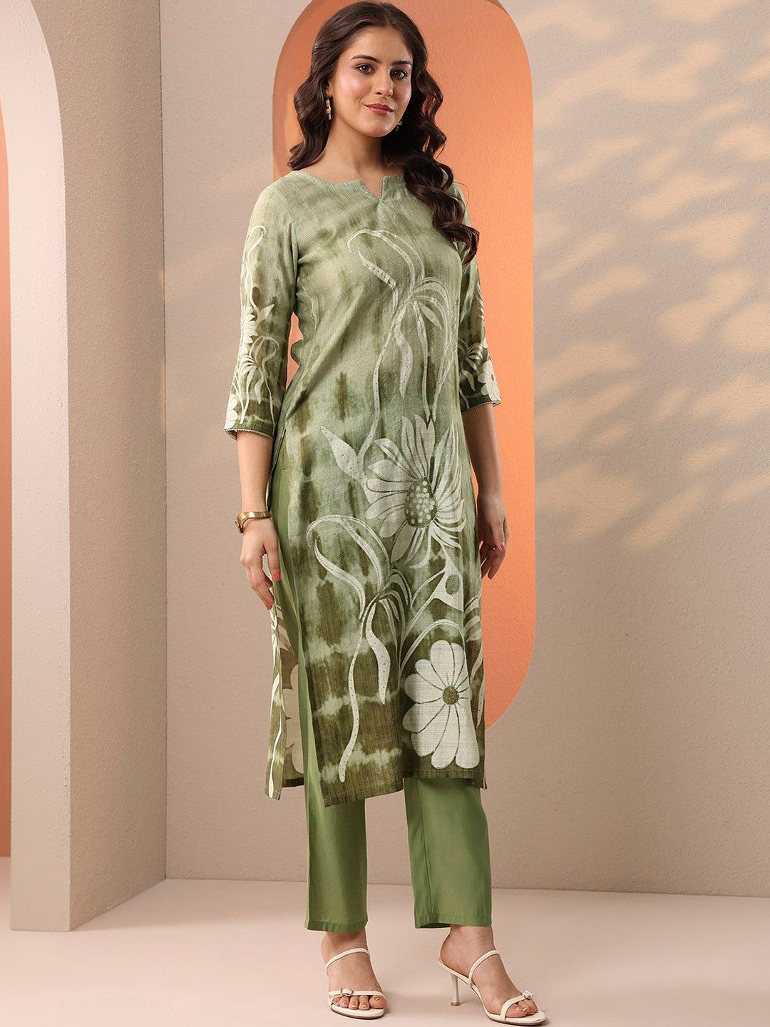Women Floral Printed Regular Kurta with Trousers & With Dupatta