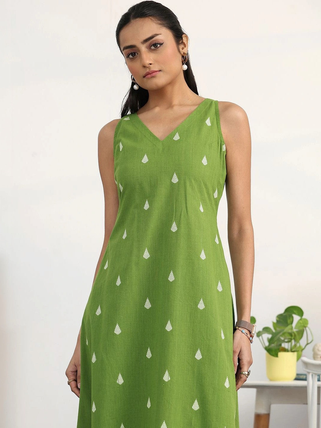 Women Printed Regular Kurta with Trousers