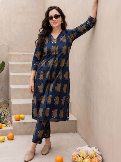 Women Printed Regular Kurta with Trousers
