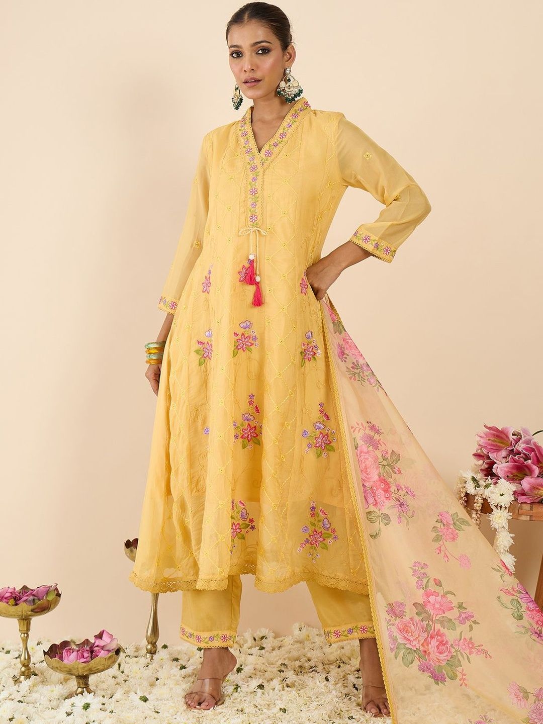 Women Floral Embroidered Regular Thread Work Kurta with Trousers & With Dupatta