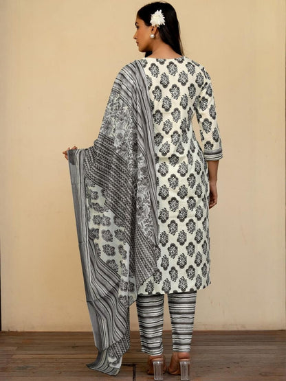 Dhiyona KL Women White Pure Cotton Kurta Sets