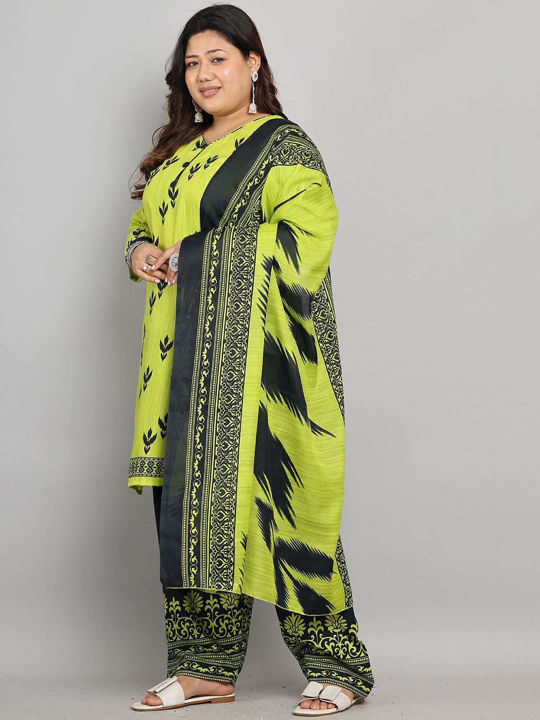 Dhiyona KL Women Plus Size Floral Printed Kurti with Palazzos & Dupatta