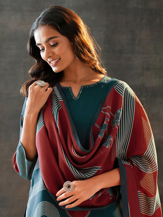 Women Geometric Printed Kurta with Trousers & Dupatta