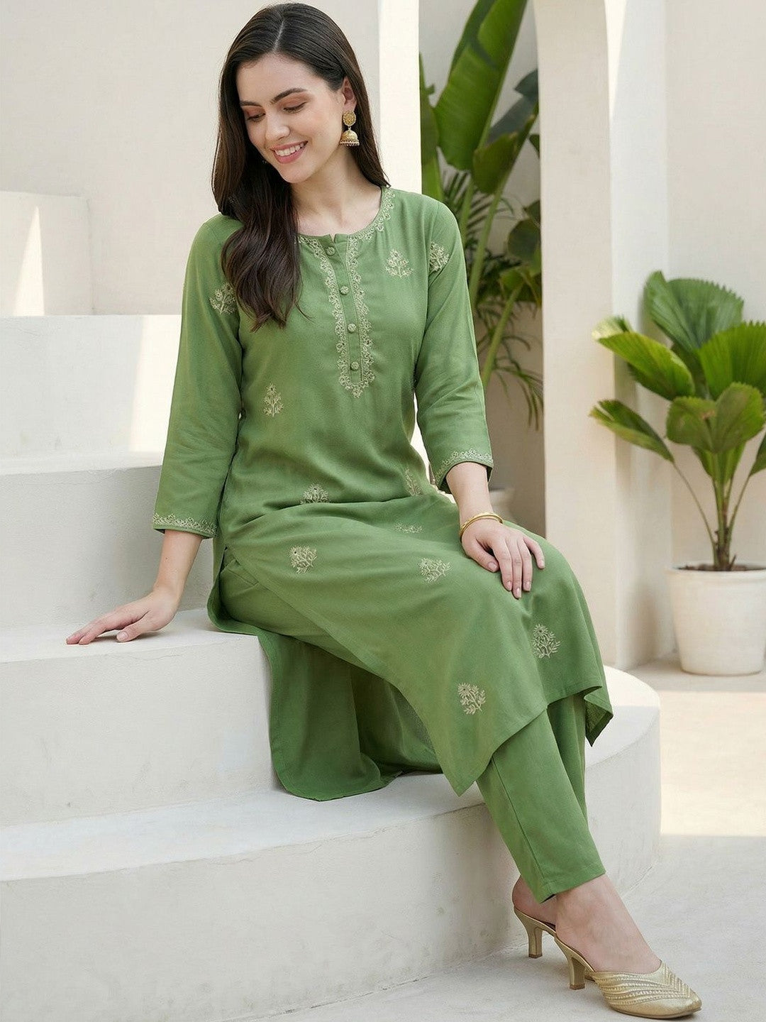 Women Floral Embroidered Regular Thread Work Kurta with Trousers