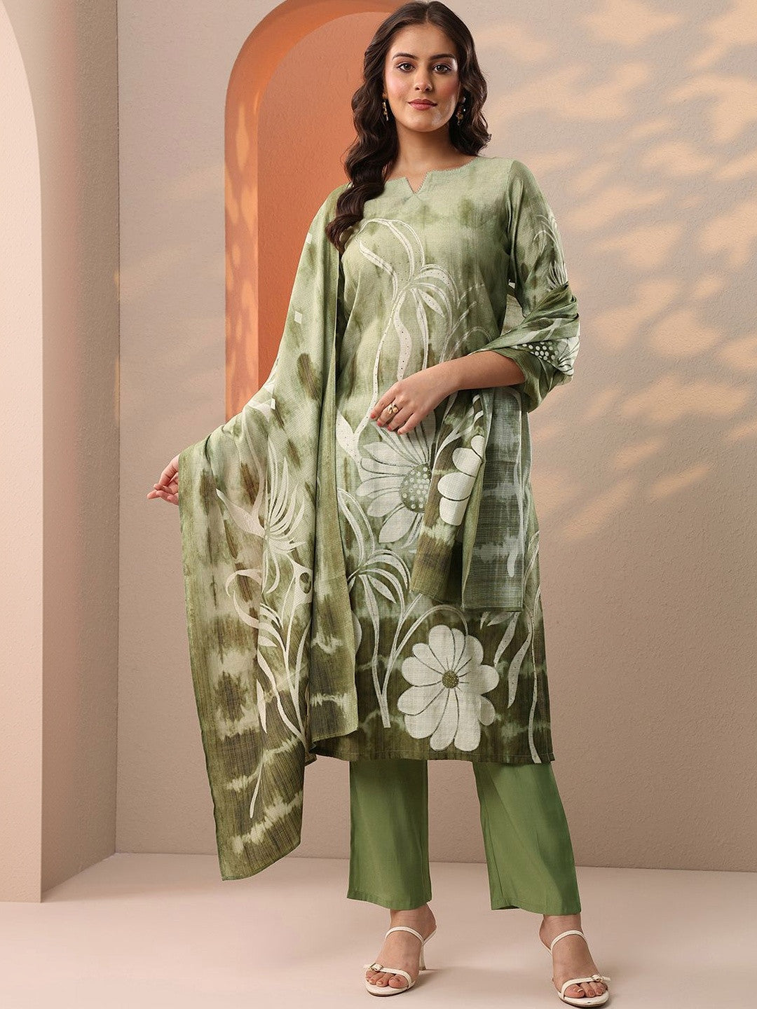 Women Floral Printed Regular Kurta with Trousers & With Dupatta