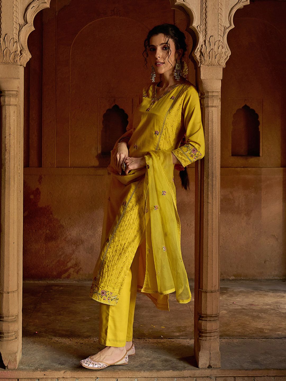 Dhiyona CH Floral Embroidered V-Neck Thread Work Straight Kurta With Solid Trousers & Dupatta