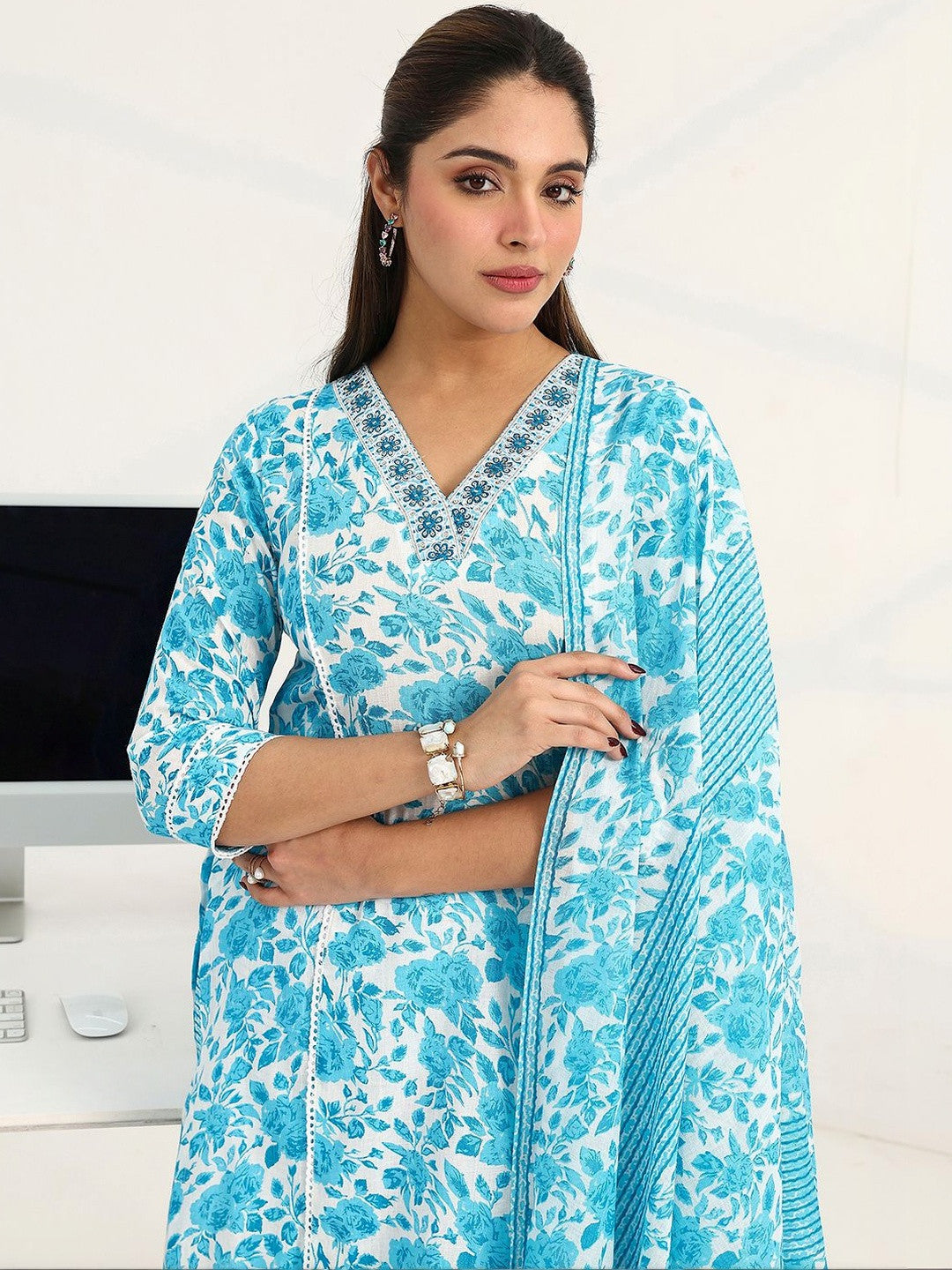 Women Floral Printed Regular Kurta with Trousers & With Dupatta
