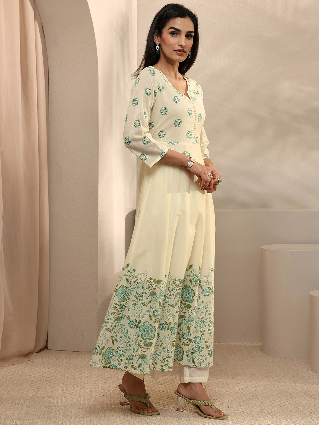 Women Floral Printed Panelled Kurta with Trousers & With Dupatta