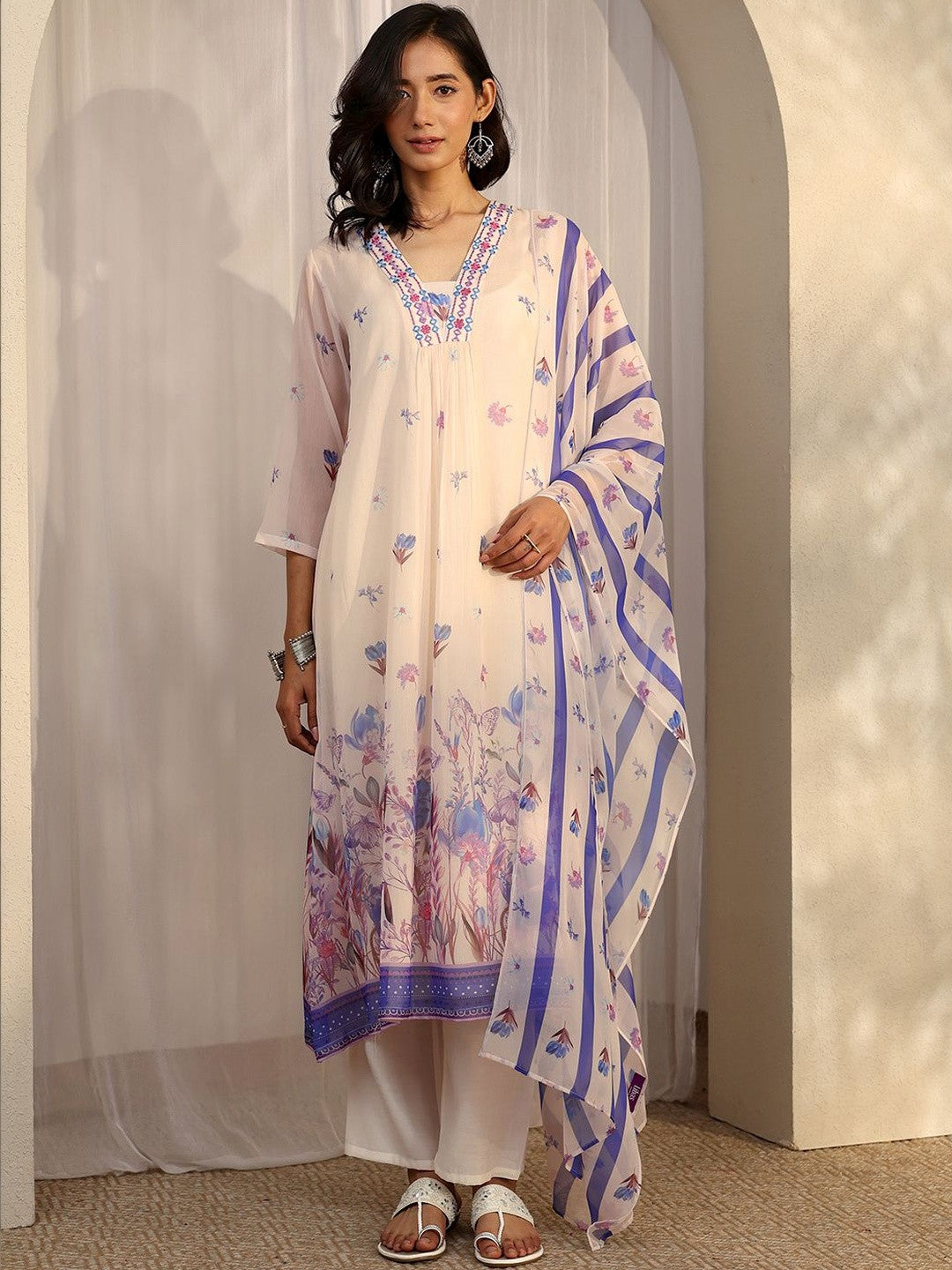 Women Floral Printed Regular Thread Work Kurta with Trousers & With Dupatta