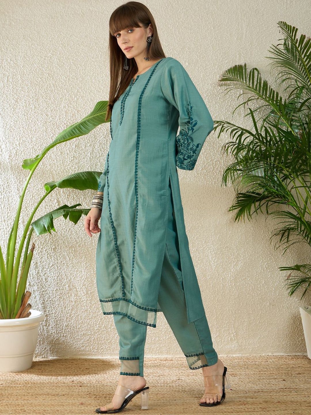 Women Ethnic Motifs Embroidered Regular Thread Work Kurta with Trousers
