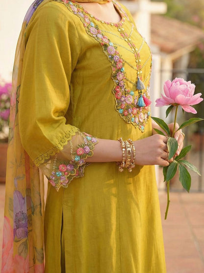 Women Floral Embroidered Regular Thread Work Liva Kurta with Trousers & With Dupatta
