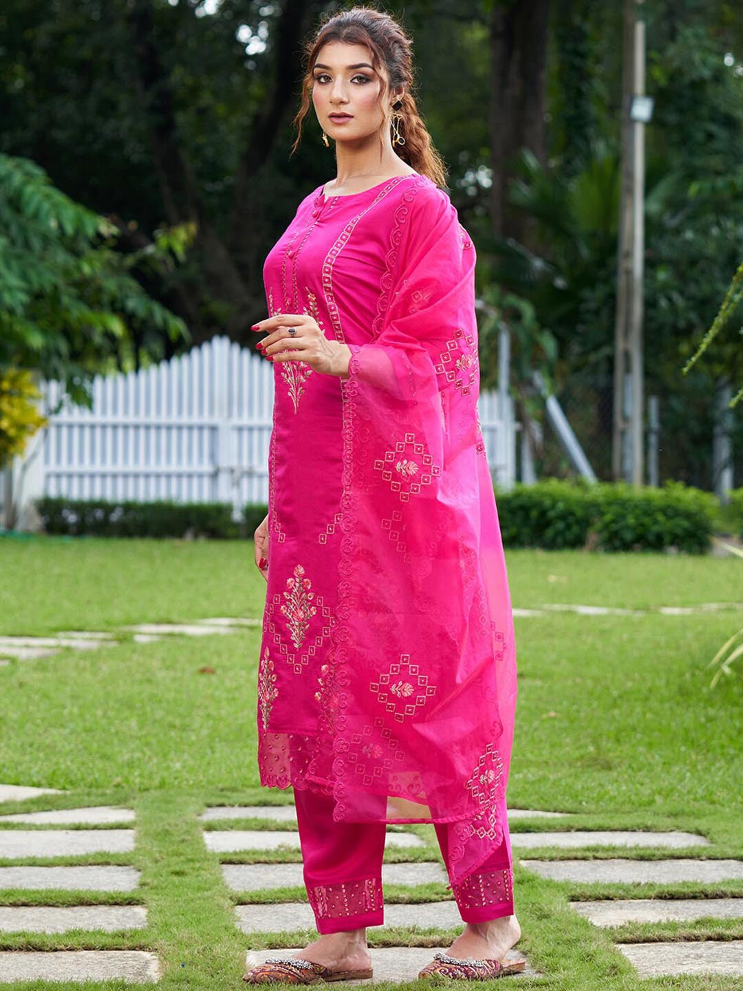 Floral Embroidered Regular Thread Work Kurta with Trousers & With Dupatta