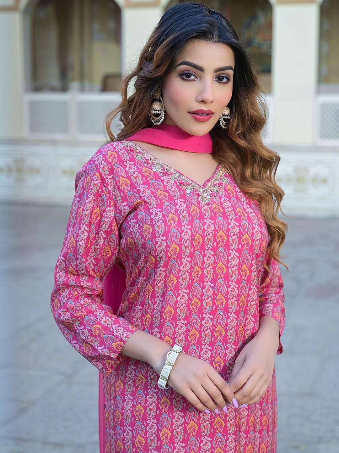 Dhiyona KL Women Pink Silk Blend Kurta Sets