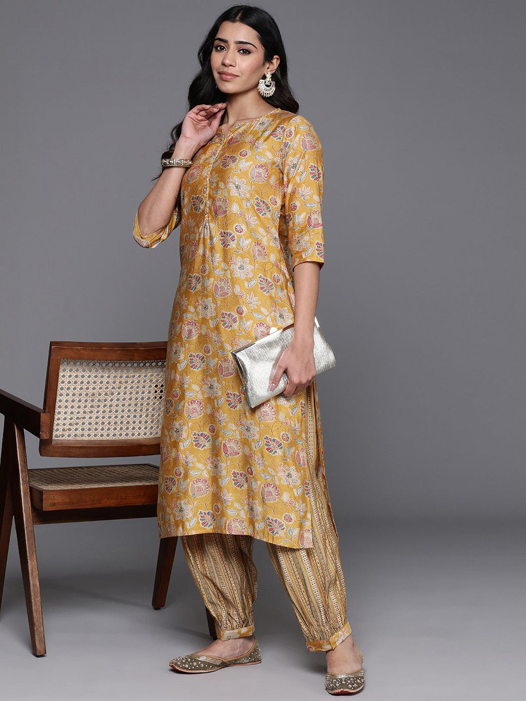 Women Floral Printed Regular Kurta Sets
