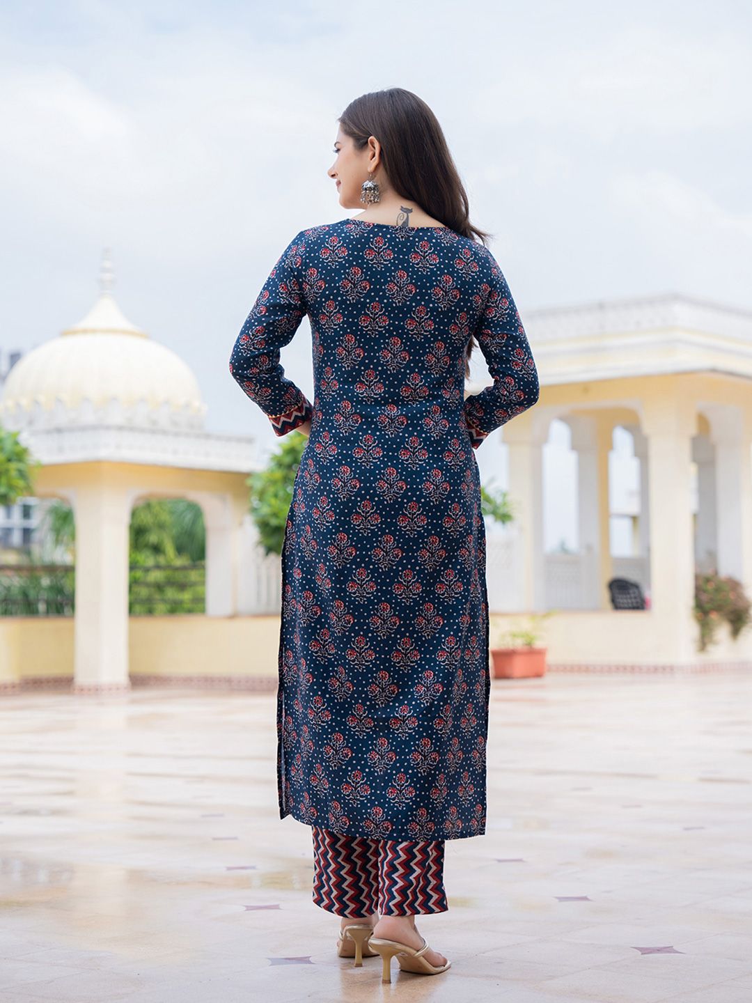 Dhiyona KL Floral Printed Straight Kurta With Trousers & Dupatta