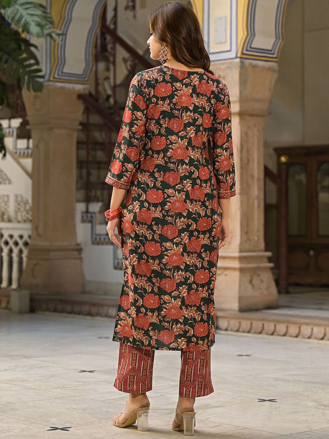 Dhiyona KL Women Floral Printed Round Neck Straight Kurta with Trousers & With Dupatta