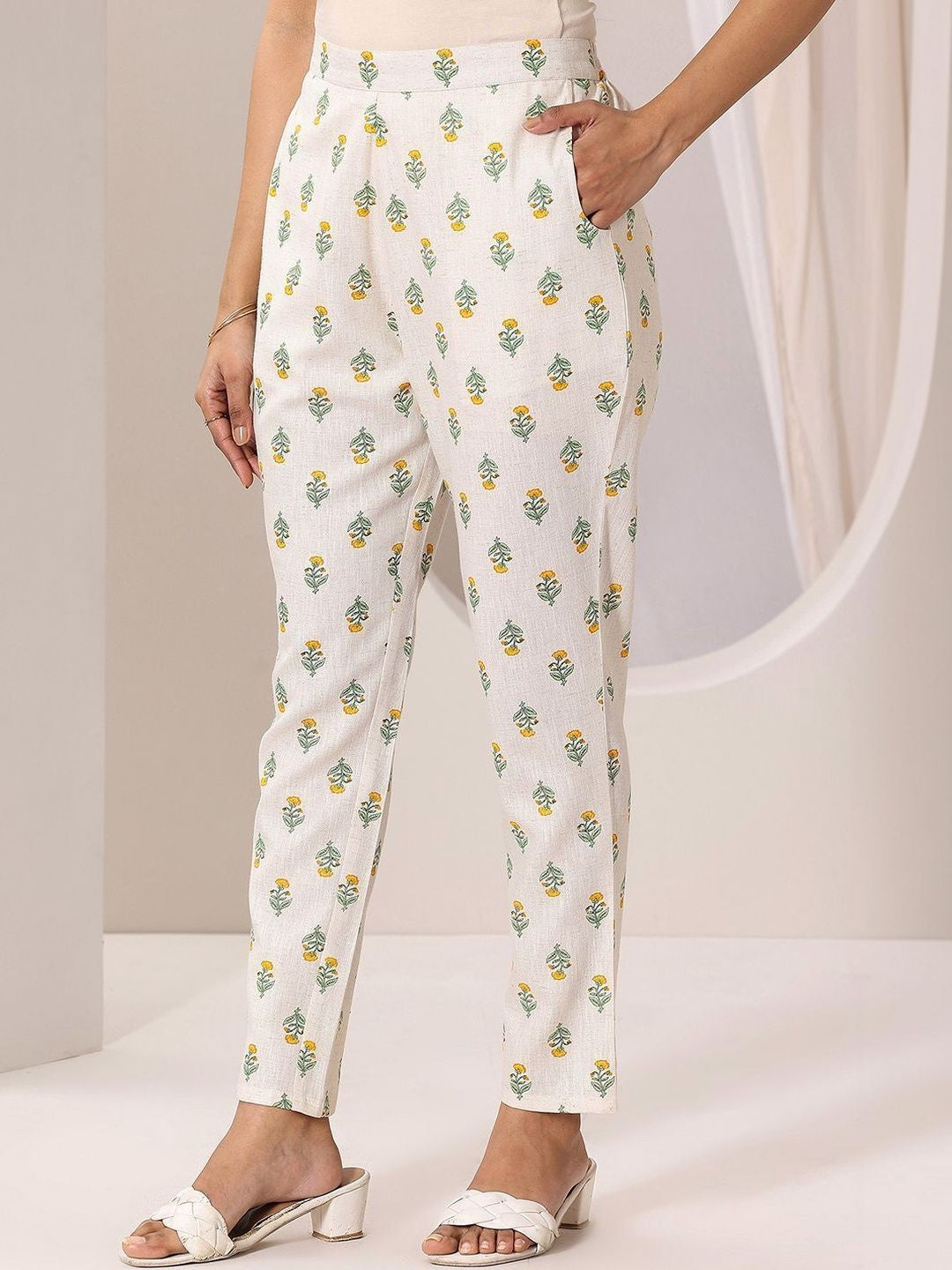 Women Floral Printed Regular Kurta with Trousers