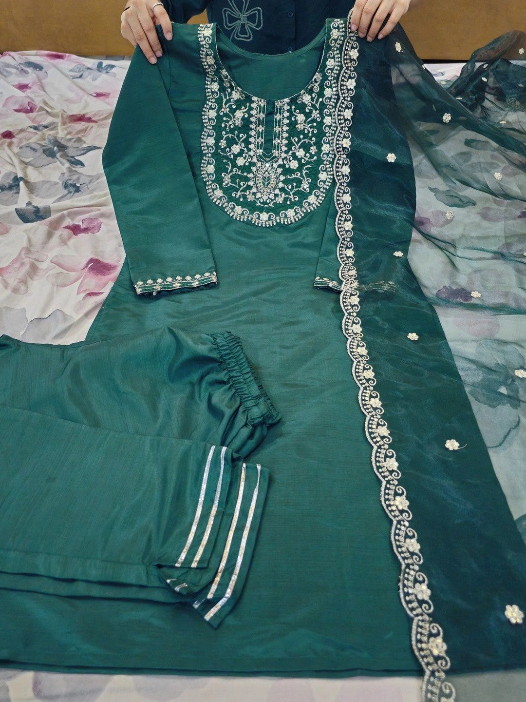 Women Embroidered Regular Thread Work Kurta with Patiala & With Dupatta
