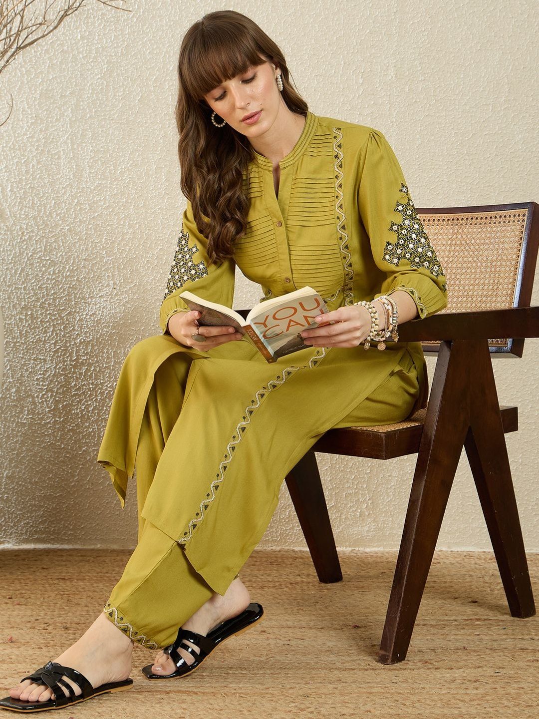 Dhiyona IE Embroidered Mandarin Collar Three-Quarter Sleeves Tunic And Trousers