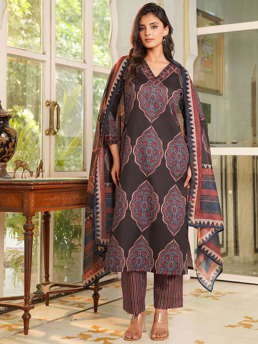 Dhiyona KL Ethnic Motifs Printed V-Neck Straight Kurta With Trousers And Dupatta