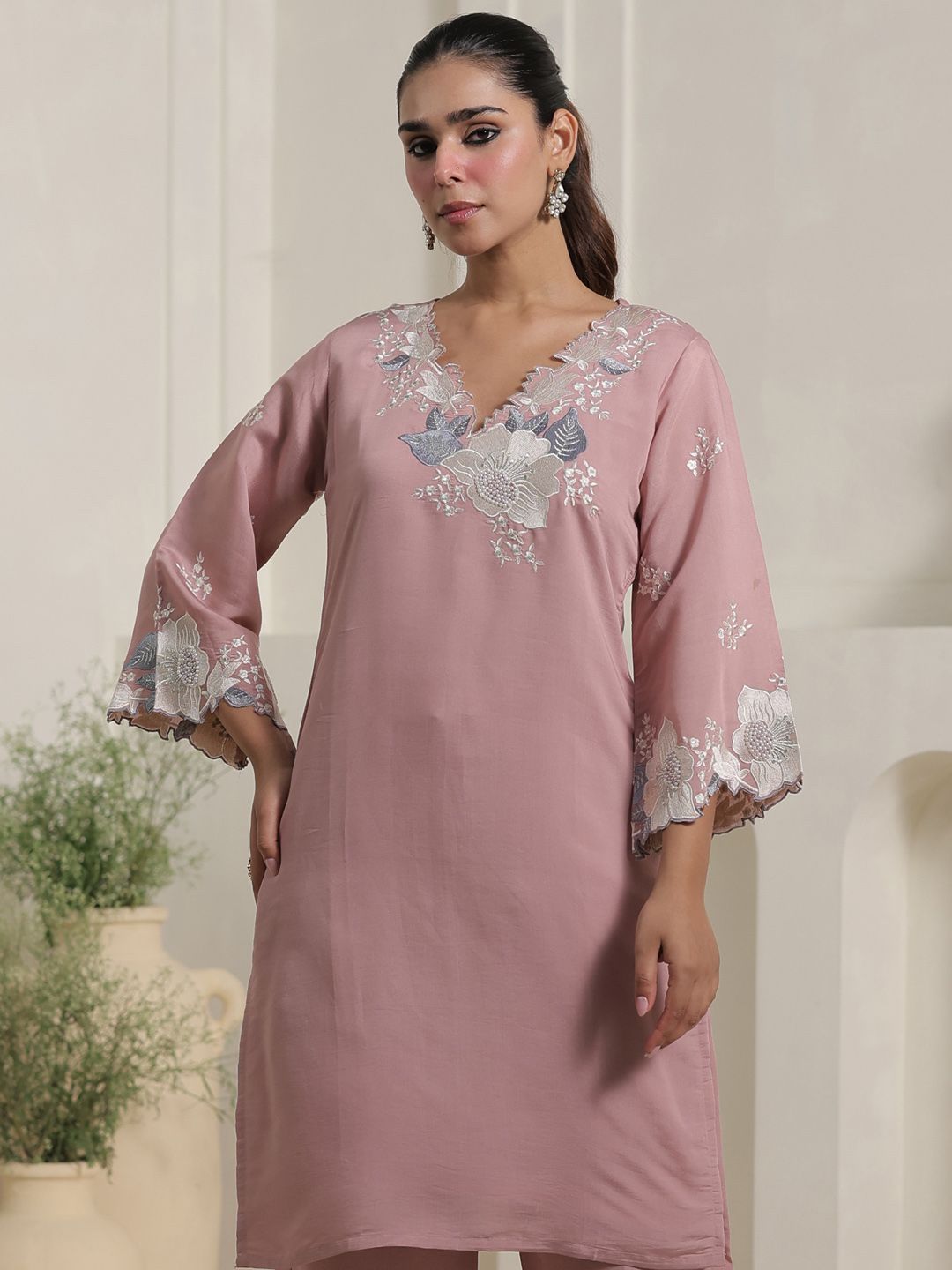 Dhiyona IE Women Floral Embroidered Straight Kurta with Palazzo