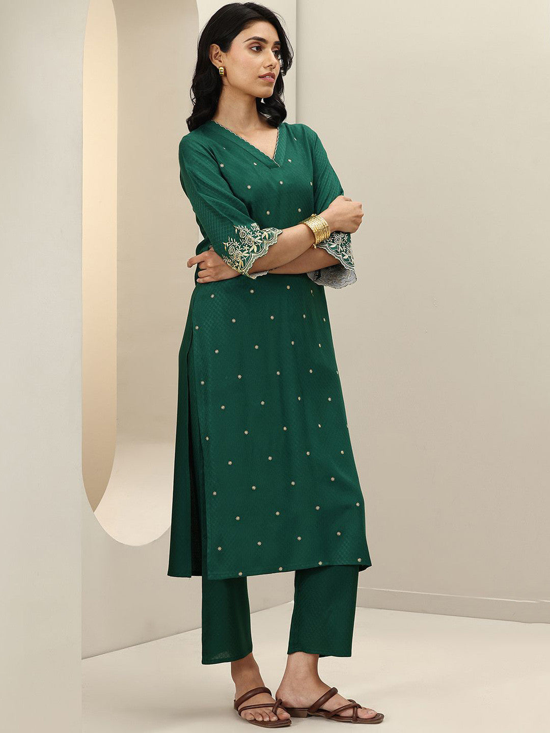 Women Floral Embroidered Regular Thread Work Kurta with Trousers
