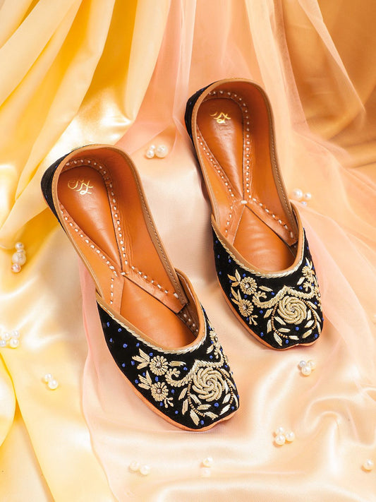 Dhiyona HOP Women Floral Embroidered Mojaris