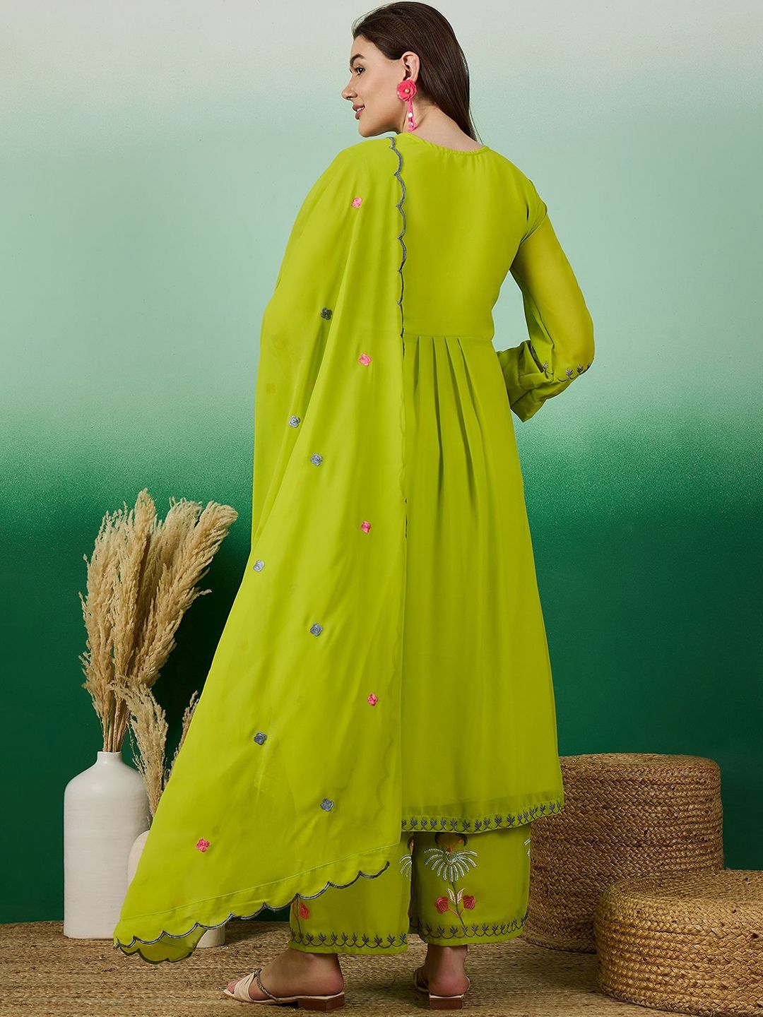 Dhiyona KL Floral Embroidered V-Neck Cuffed Sleeves Thread Work Kurta ,Palazzos & Dupatta