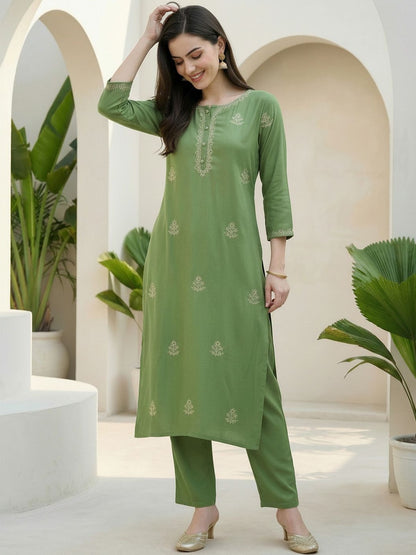 Women Floral Embroidered Regular Thread Work Kurta with Trousers