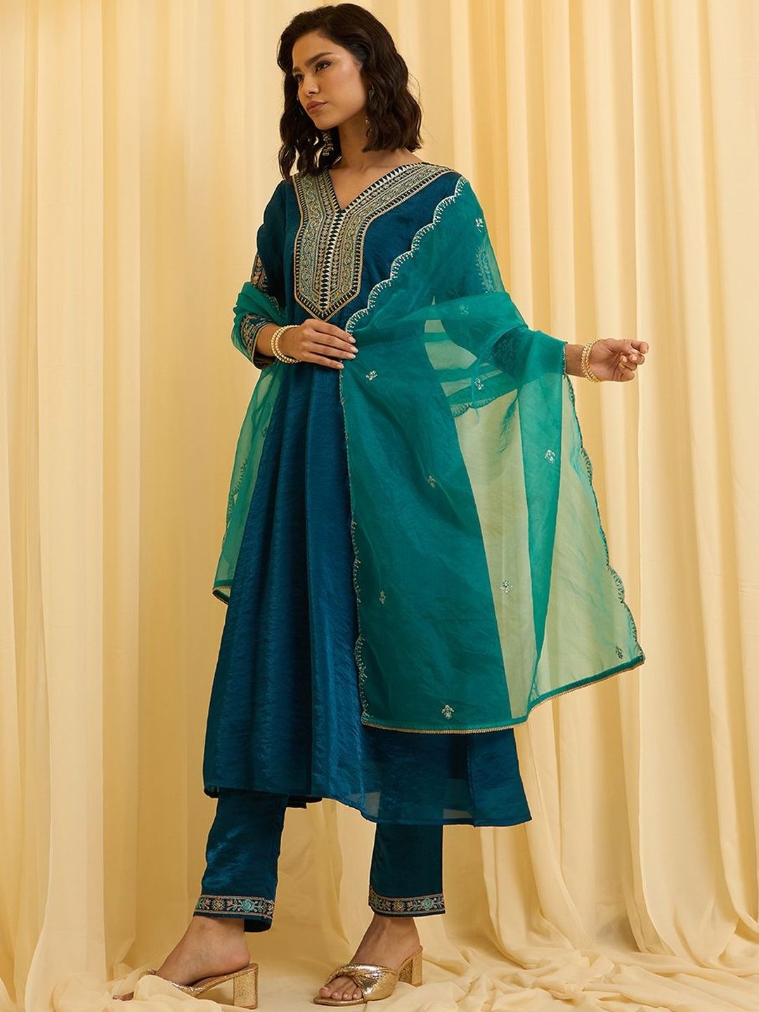 Dhiyona CH Women Ethnic Motifs Embroidered Regular Thread Work Kurta with Trousers & With Dupatta