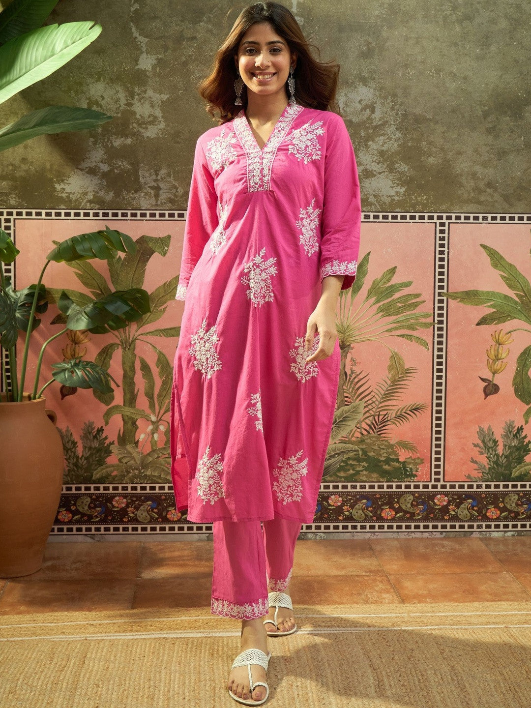 Dhiyona SN Embroidered V-Neck Kurta & Trousers