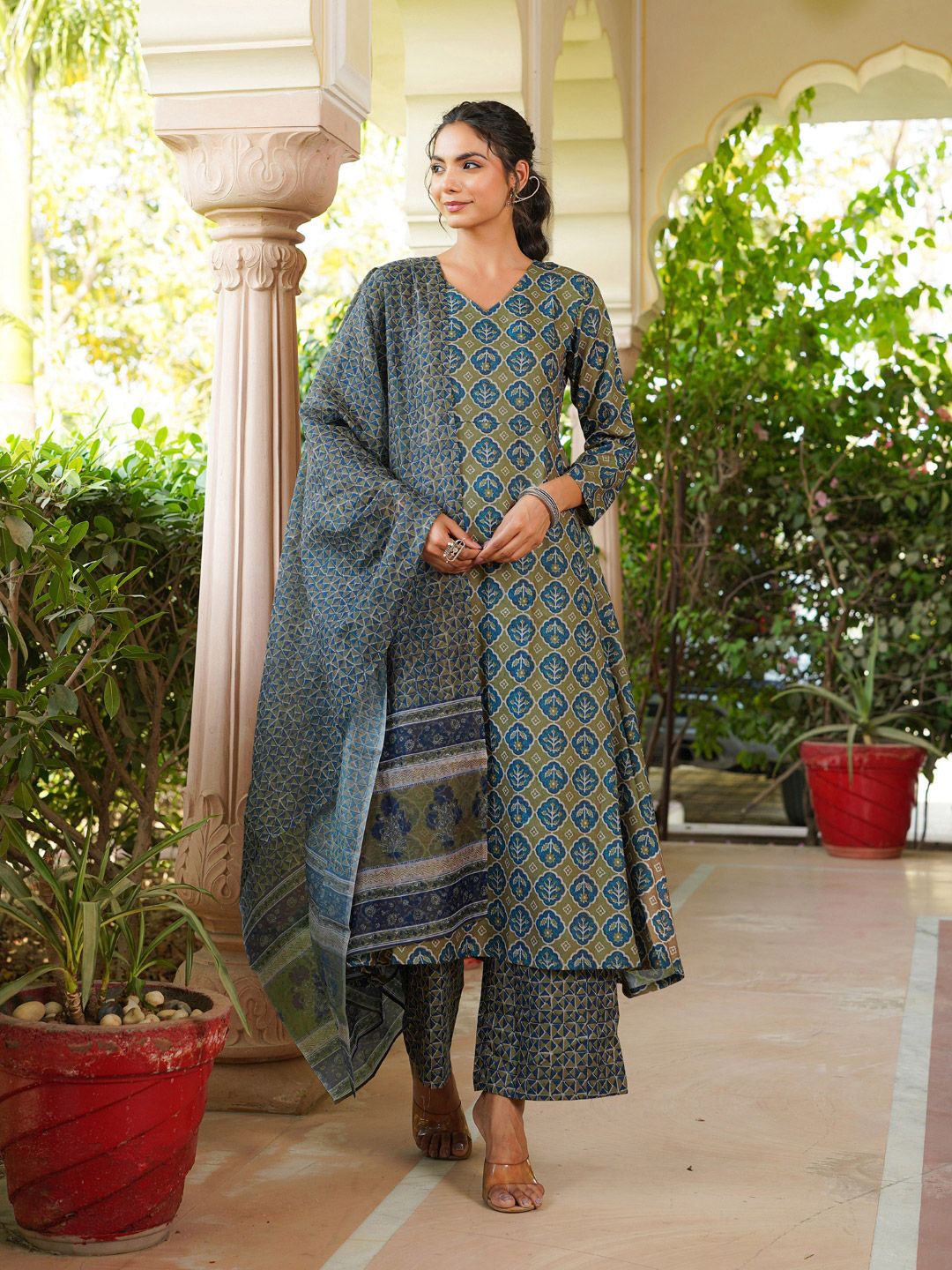 Dhiyona KL Women Floral Printed Kurta with Palazzo & Dupatta