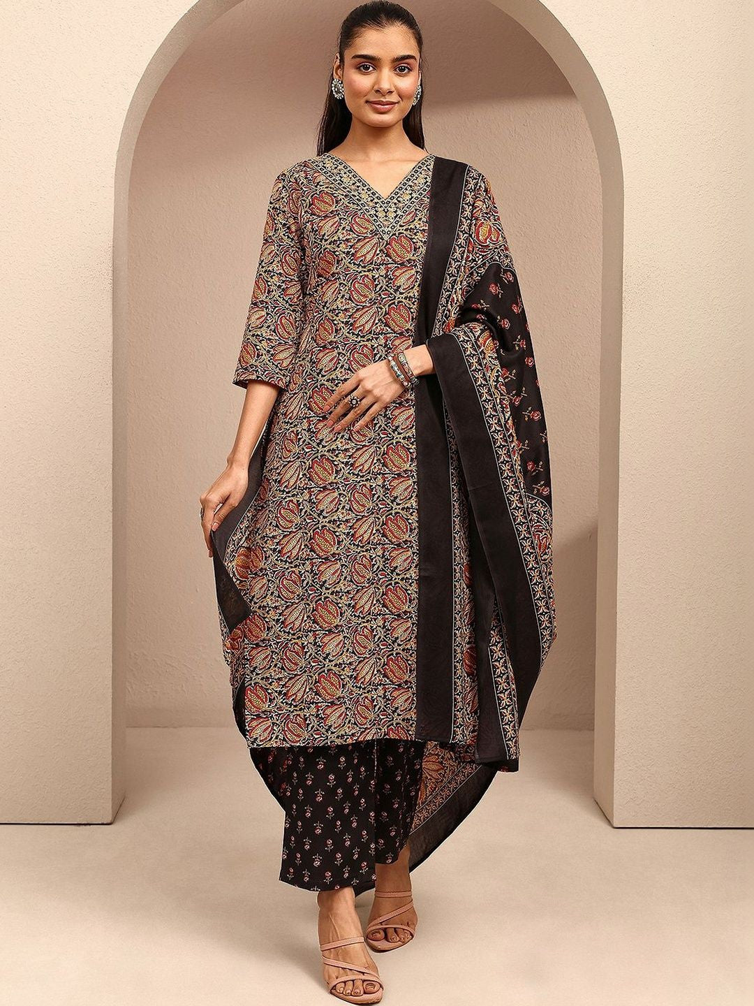 Women Ethnic Motifs Printed Regular Kurta with Trousers & With Dupatta