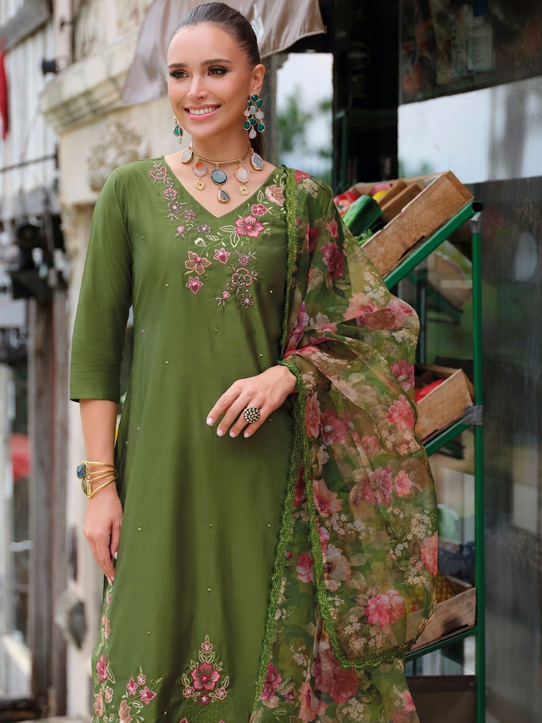 Dhiyona IE Women Floral Embroidered Regular Thread Work Liva Kurta with Trousers & With Dupatta