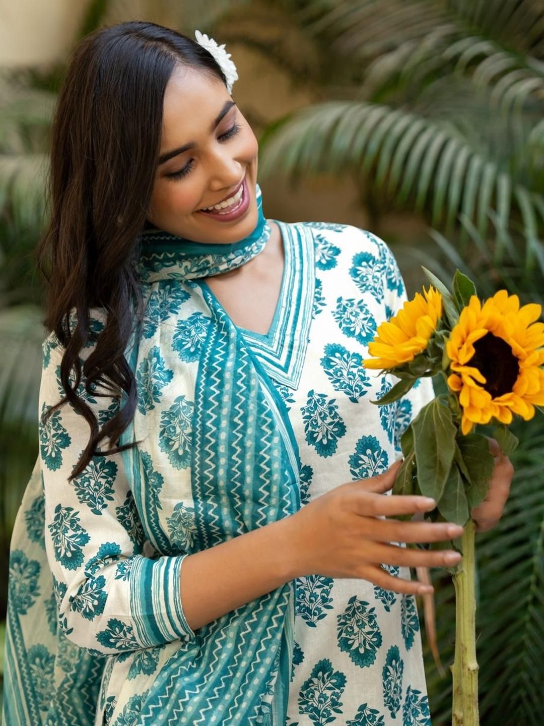 Dhiyona KL Women White Pure Cotton Kurta Sets