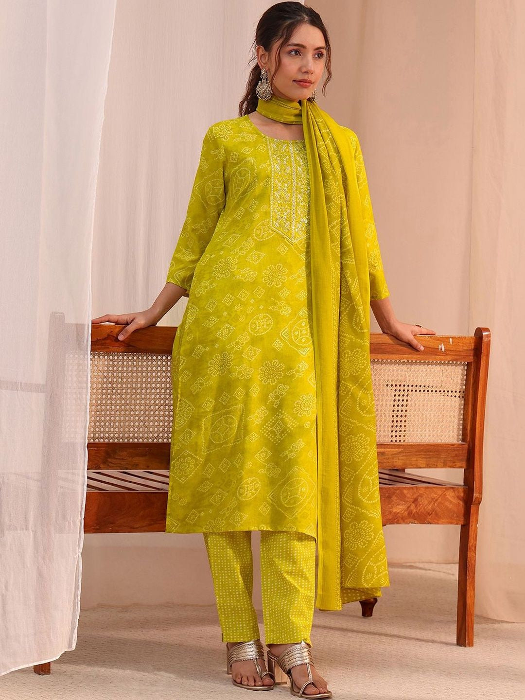 Women Bandhani Printed Regular Thread Work Kurta with Trousers & With Dupatta