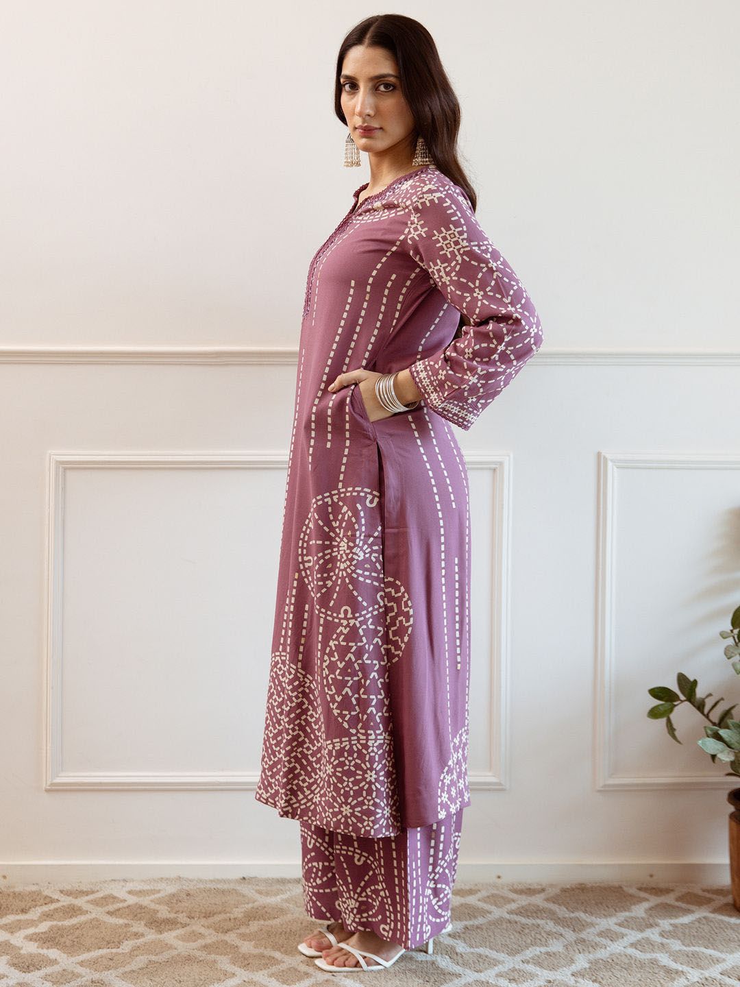 Dhiyona IE Women Printed Regular Beads and Stones Kurta with Trousers