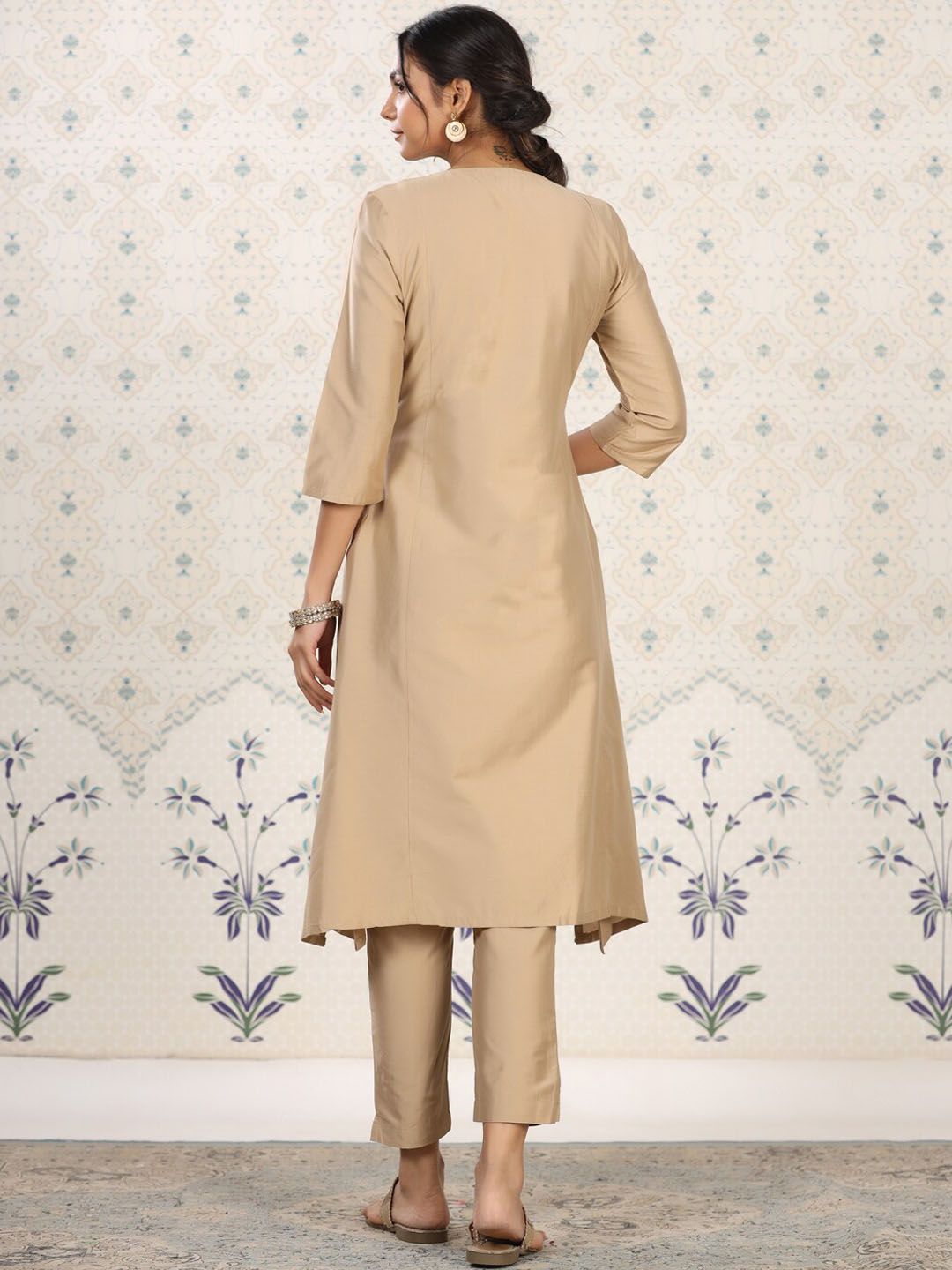 Dhiyona OD  Women Floral Yoke Design Thread Work Kurta