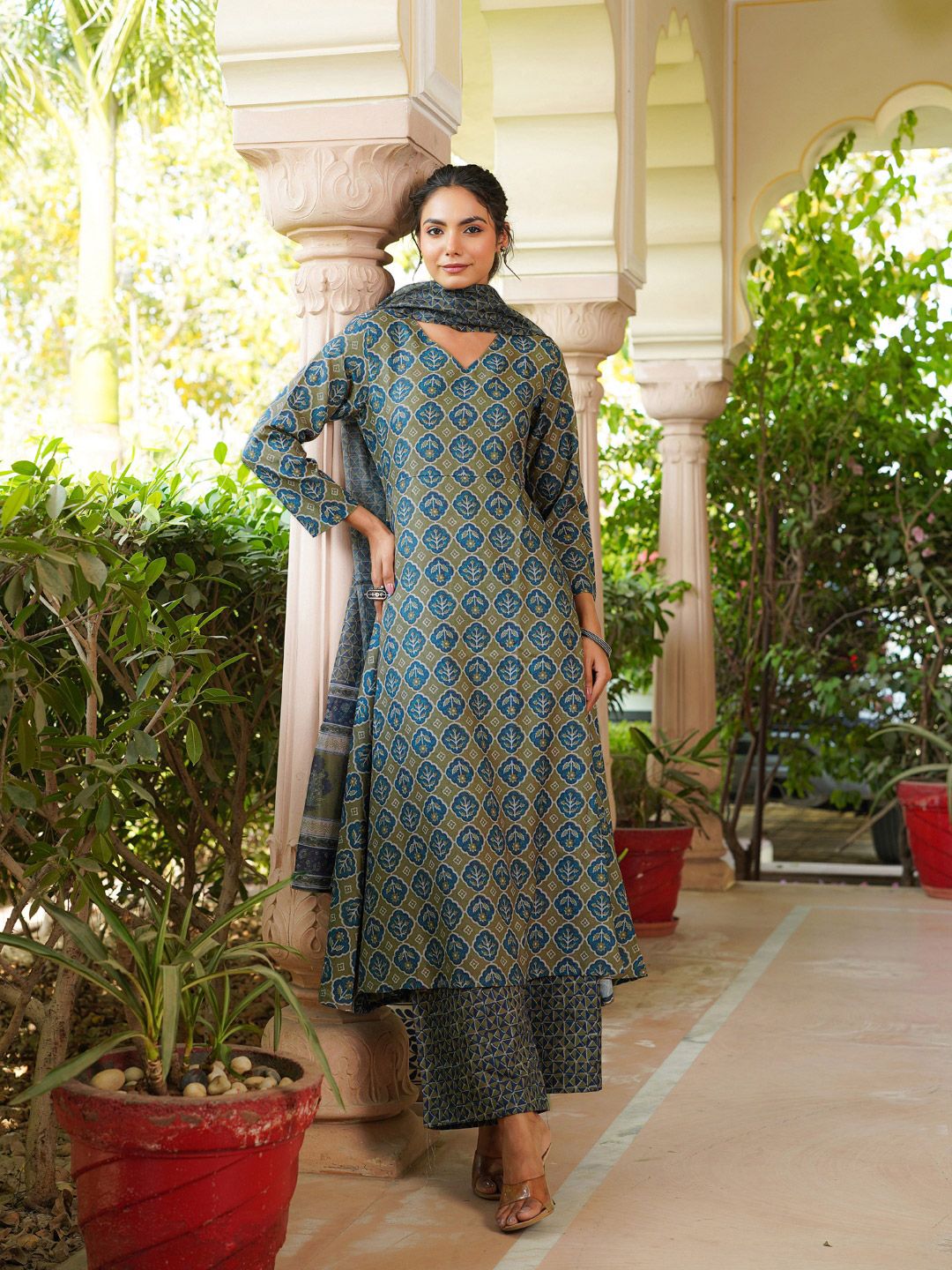 Dhiyona KL Women Floral Printed Kurta with Palazzo & Dupatta