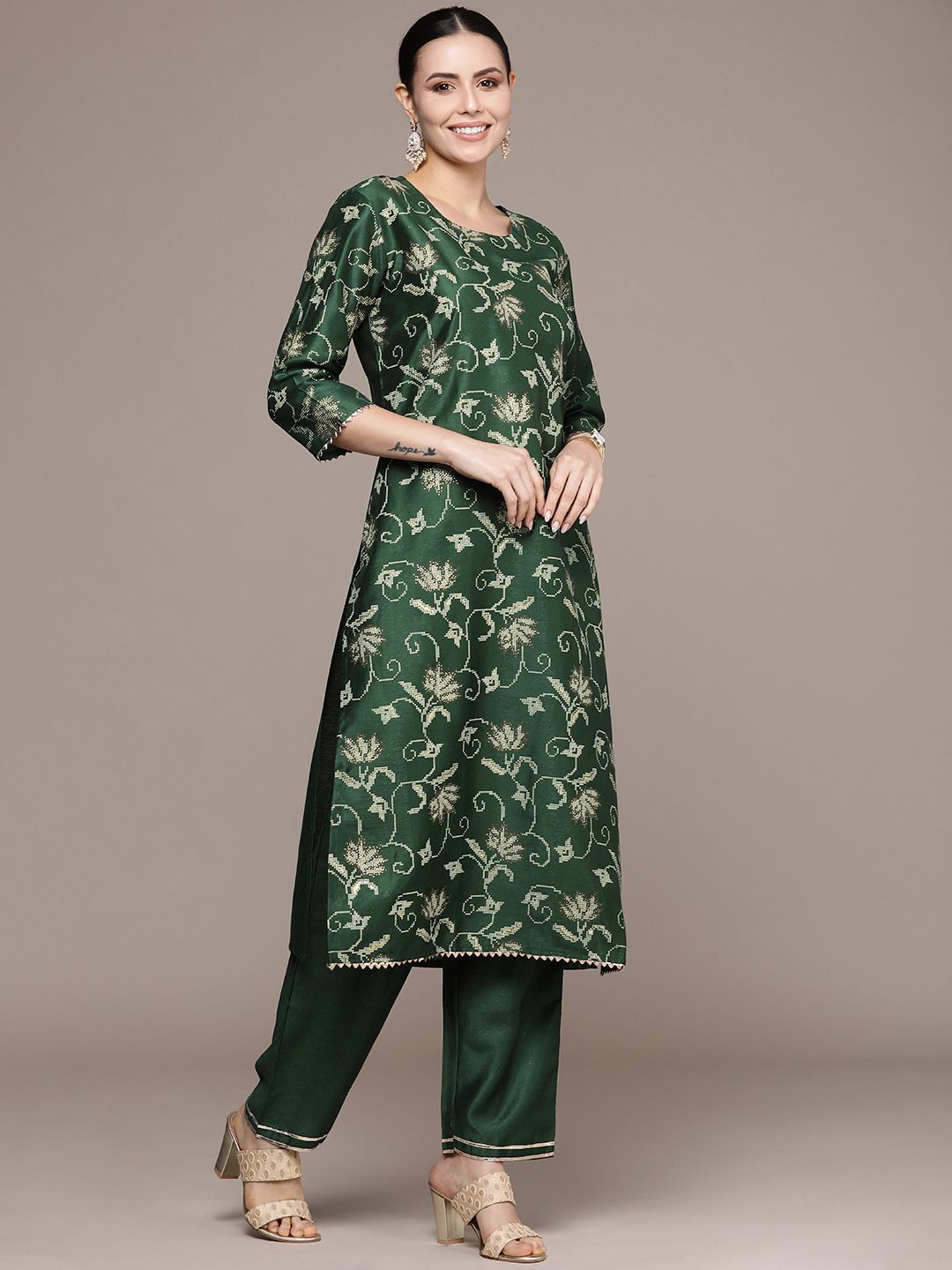 Dhiyona AN Women Floral Printed Regular Chanderi Silk Kurta with Sharara & With Dupatta