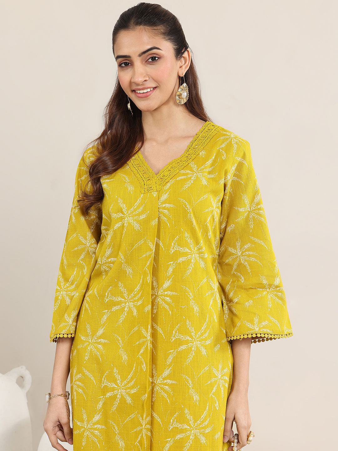 Women Floral Printed Kurta with Trousers