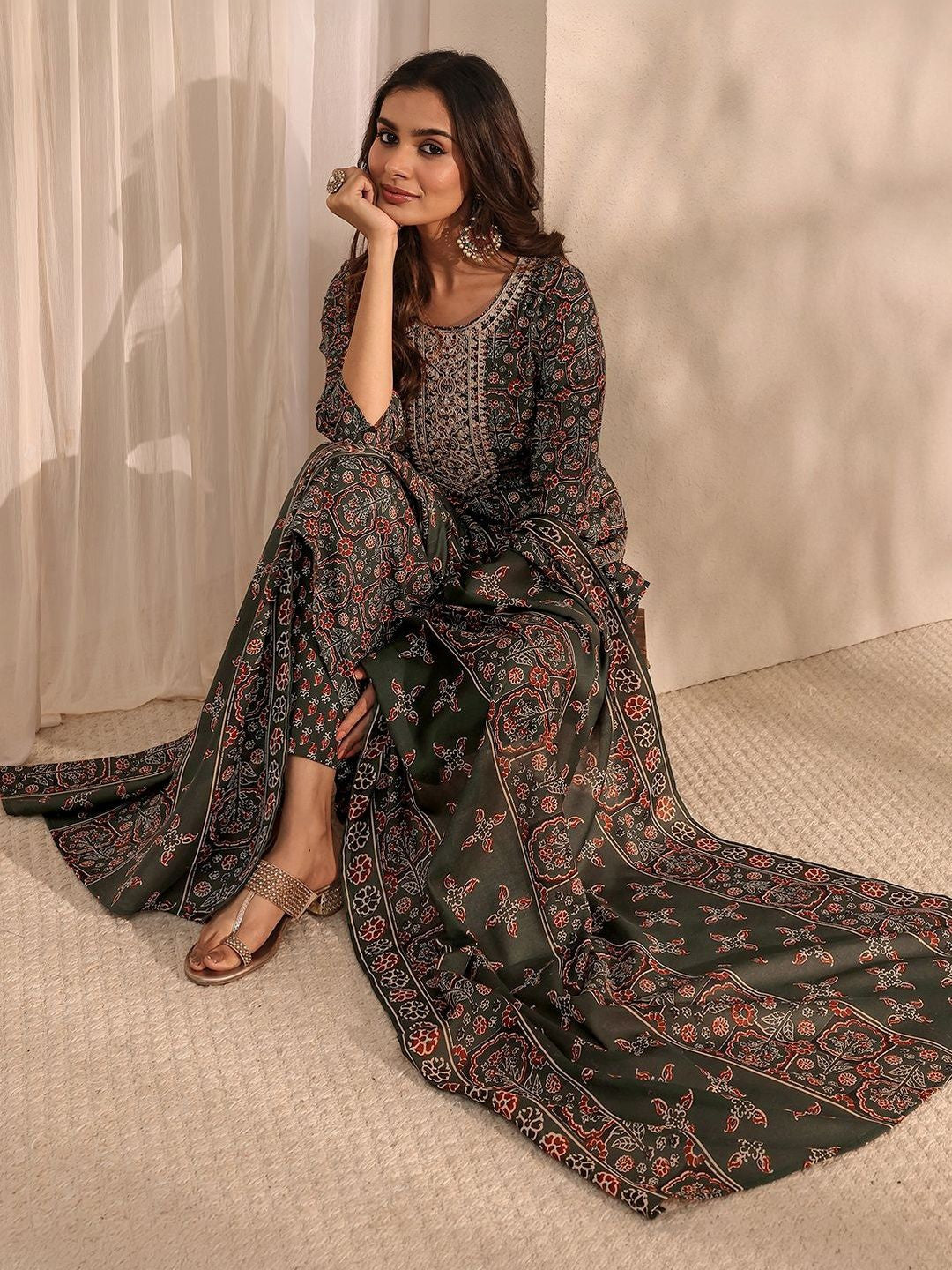 Women Ethnic Motifs Printed Regular Thread Work Kurta with Trousers & With Dupatta