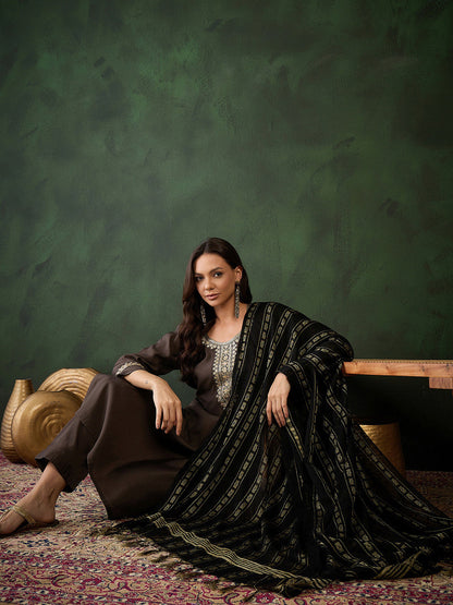 Women Embroidered Three Quarter Sleeves Kurta & Trousers With Dupatta