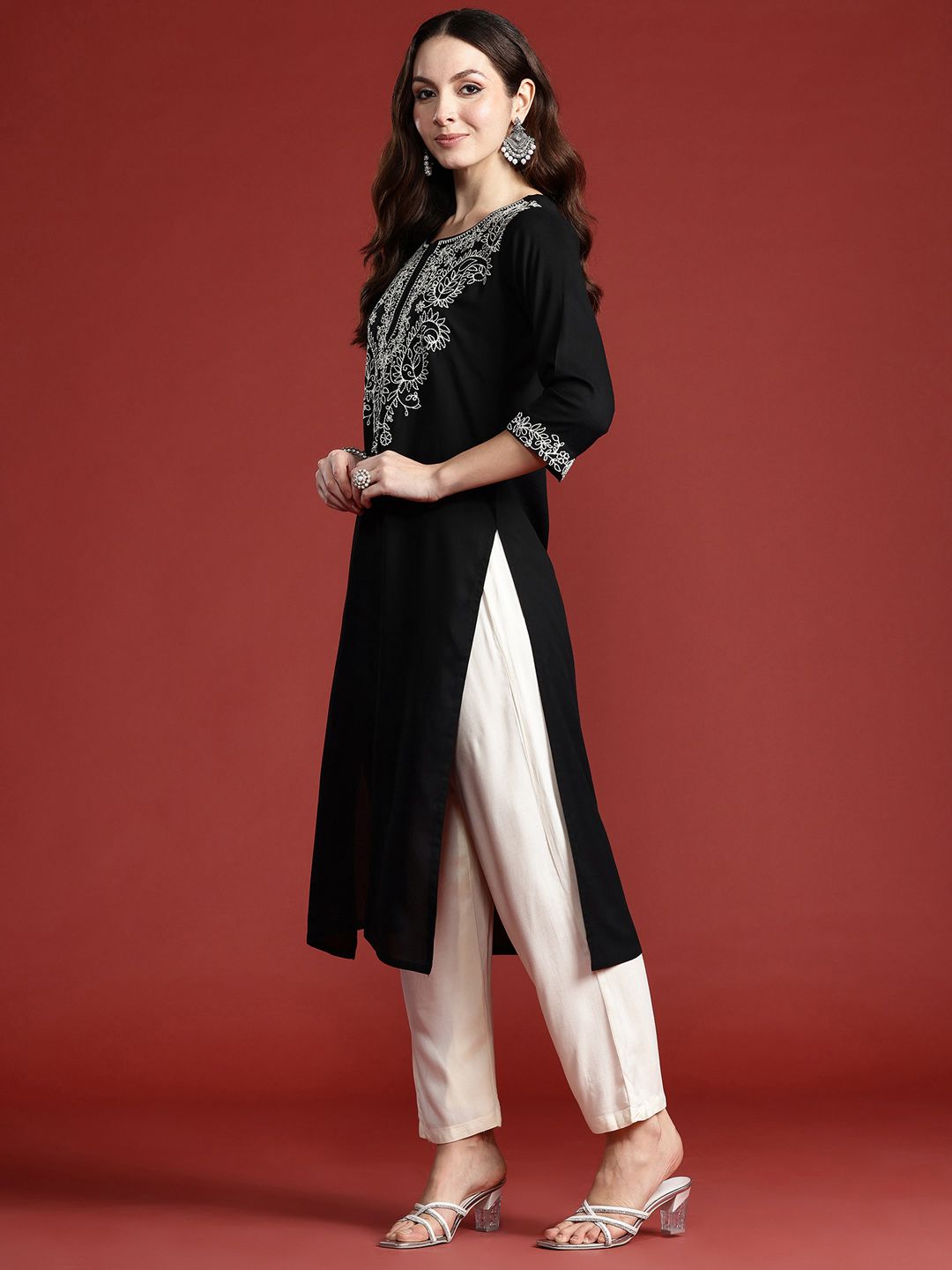 Dhiyona IE Women Paisley Embroidered Thread Work Kurta